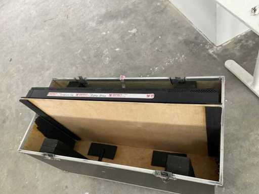 NEC LCD 4620 display in de behuizing van audioapparatuur Diverse