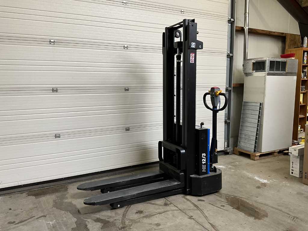 Solid Hub Lift Electric Stacker