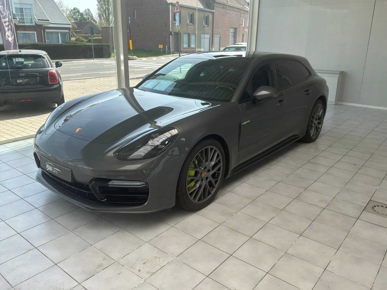 Samochód osobowy Porsche Panamera 4 E-Hybrid z 2018 r.