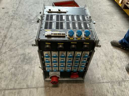 Dimmer 18CH Plug 125A / Direct 9x16A 1x32A with Flighcase