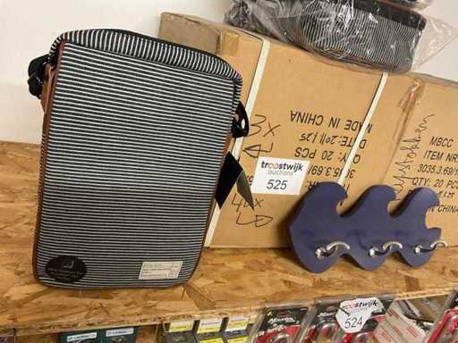 3 iPad tassen en 40 kapstokken