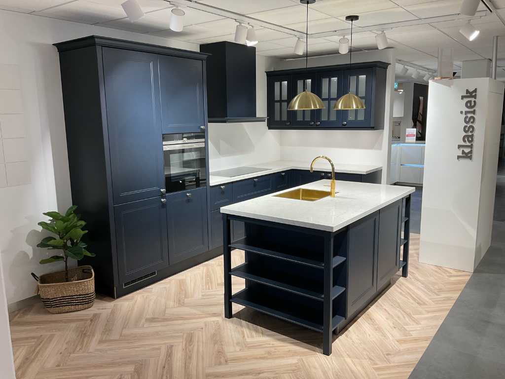 Cucina Classica a Isola con parete armadio