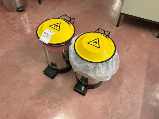 Waste bin (2x)