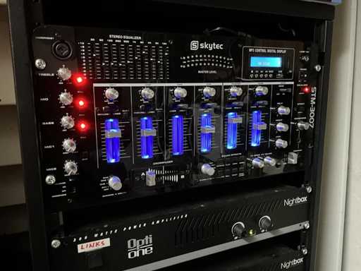 Patch-Schrank mit Audio-Equipment