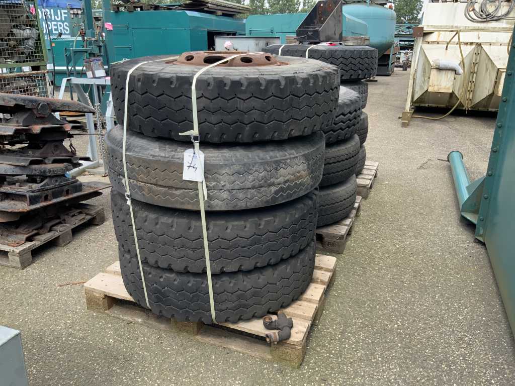 Truck tire (4x)