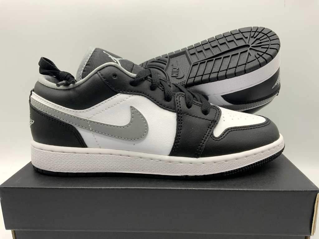 Nike Air Jordan 1 Low Schwarz/Partikel Grau-Weiß Sneaker 36