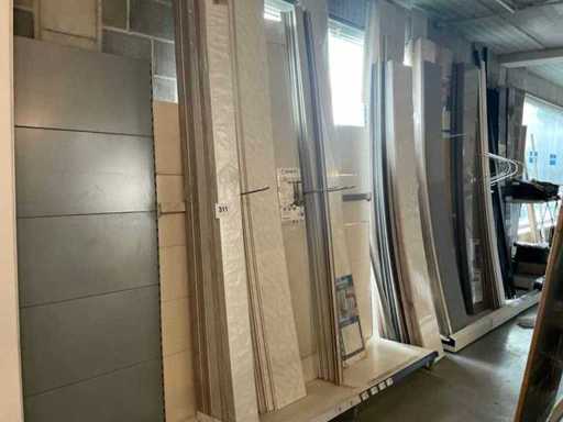 Viele verschiedene Wand- und Deckenverkleidungen