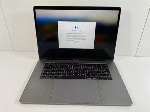 Apple MacBook Pro 15,5”, HexaCore i7, 16 GB RAM, 512 GB NVMe, AMD Radeon Pro 555X 4GB Laptop