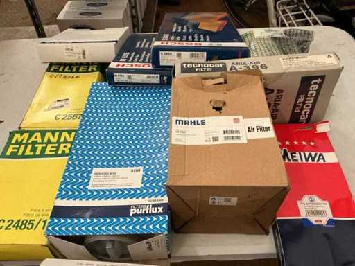 Lotti vari inclusi filtri dell'aria per auto