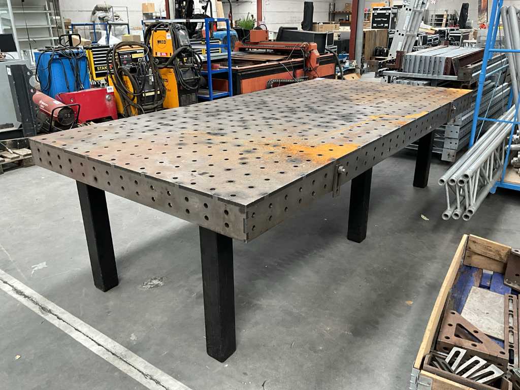 Heavy-duty welding table + accessories