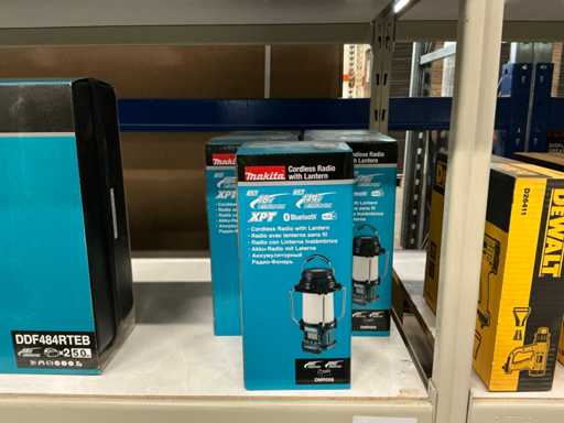Makita DMR055 cordless radios with lantern (5x)