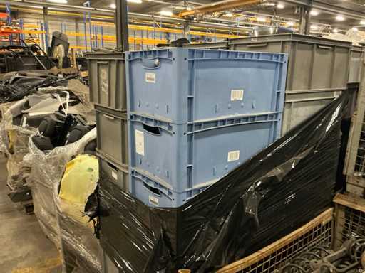 Batch of Mercedes-Benz auto parts