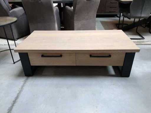 Couchtisch aus massiver Eiche