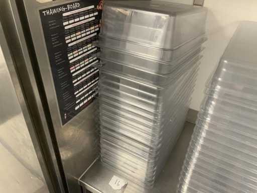 Contenitore gastronorm in plastica con coperchio GN 1/1 (17x)