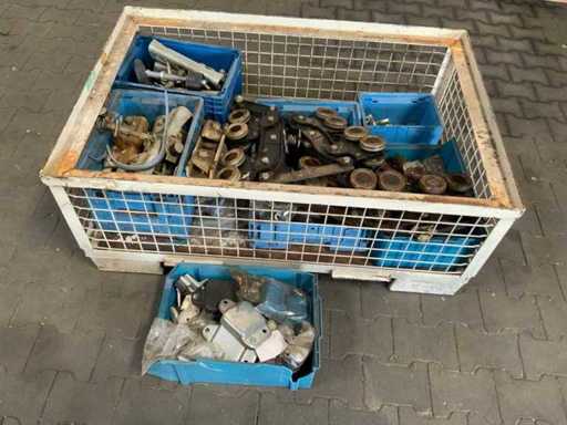 Veel assemblagemateriaal voor de bovenleiding