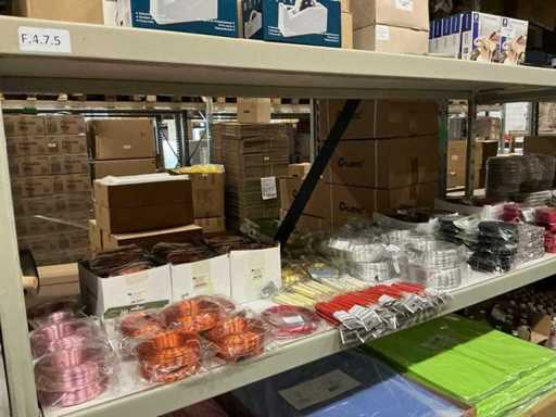 Partia różnych zestawów do nawijania, aluminiowych drutów i brokatu. (134x)