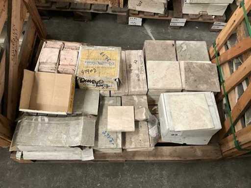 Molte piastrelle di pietra naturale varie