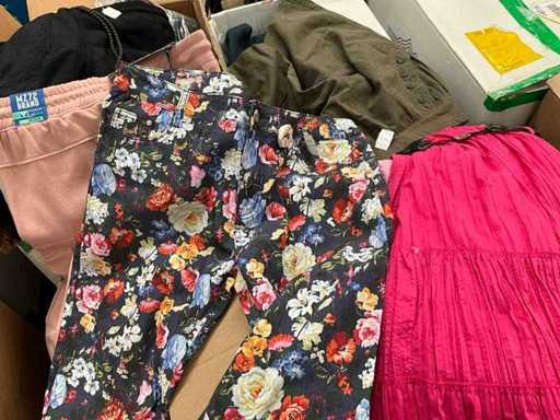 Partij diverse dameskleding (ca. 99x)