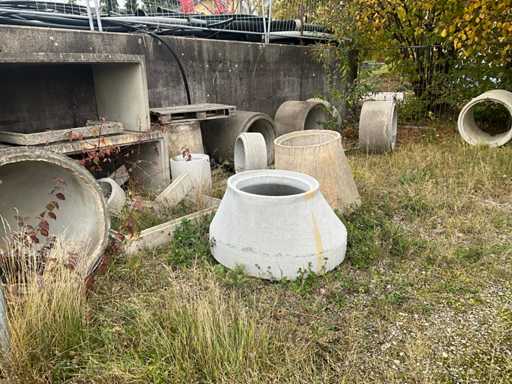 O mul?ime de capace de c?min ?i piese de ?evi de beton