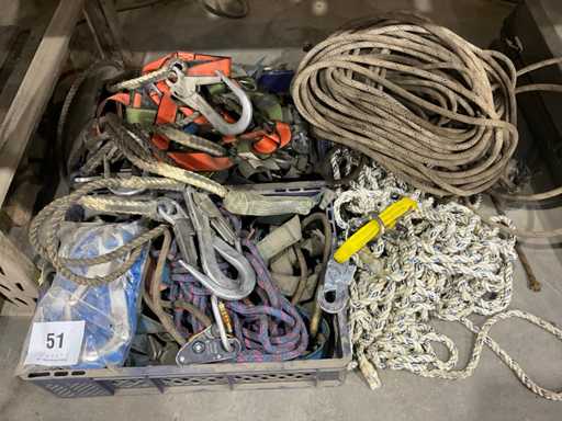 Partij valbeveiliging en klimtouwen