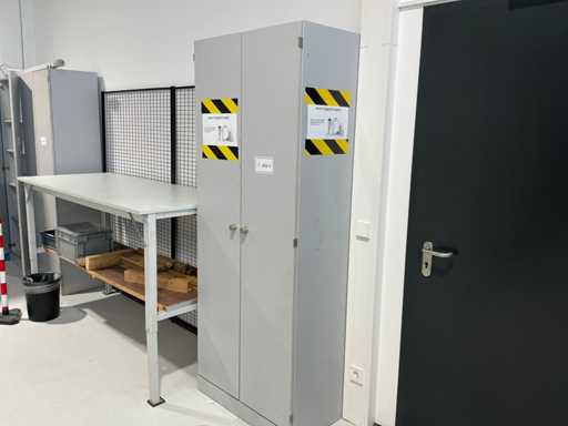 PALMBERG Hinged Door Cabinet with Contents (4x)