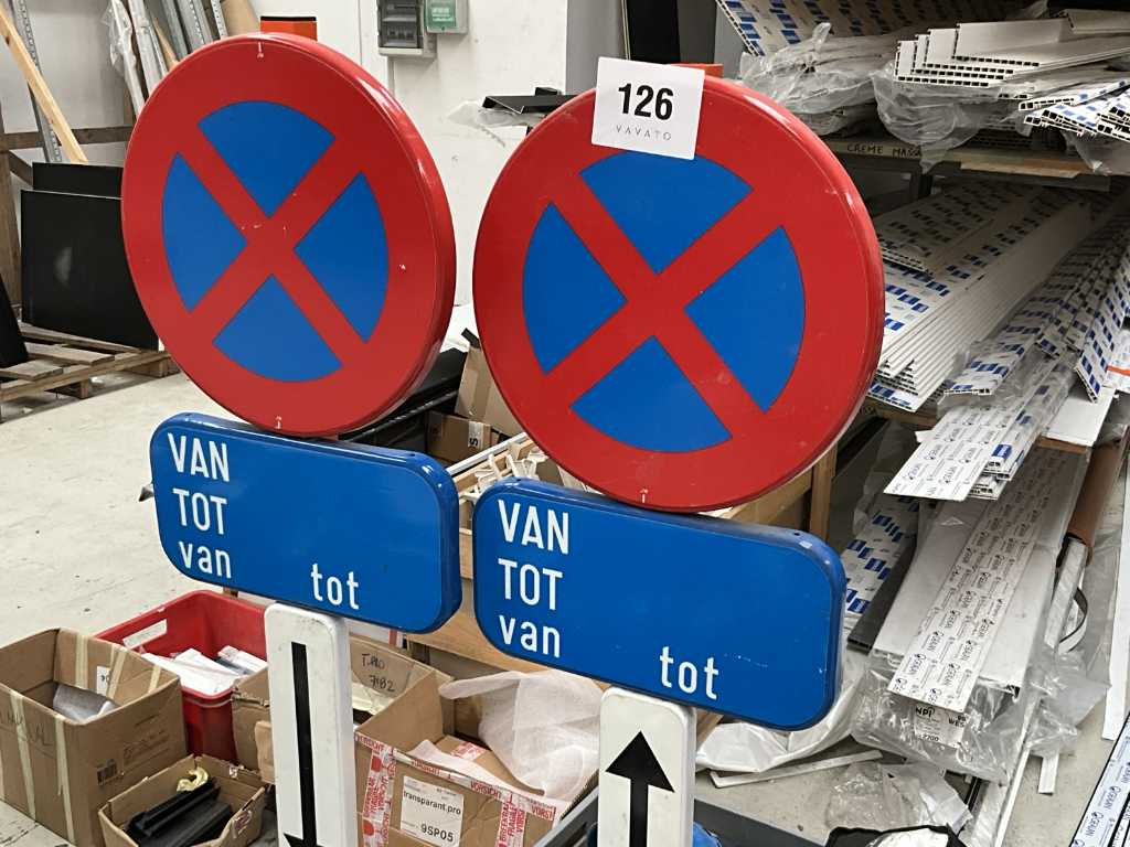 2 panneaux de signalisation « Stationnement interdit », 8 casques et 1 harnais antichute