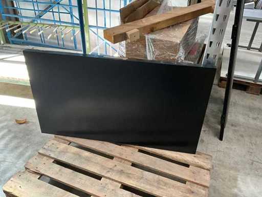Perete monitor cu 4 piese, realizat din 4 piese de ecrane Samsung UD 55E-B fără cusură și 2 suporturi de montare