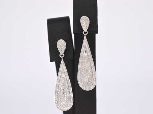 Boucles d’oreilles en or blanc pleines de diamants