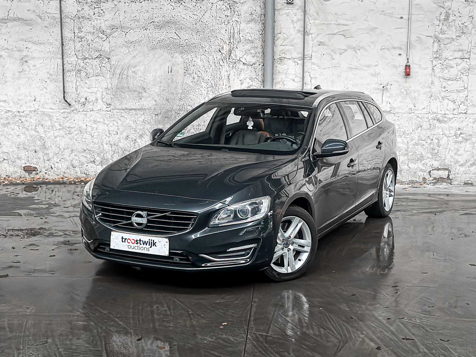Volvo V60 2.4 D6 AWD Pl.i Sum. 215pk 2014, 3-TLD-47