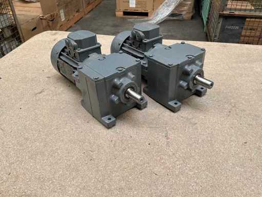 Lenze MDEMAXX063-42C0C Motorreductor (2x)