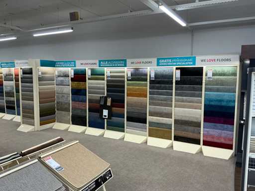 Rafturi de depozit cu mostre de covoare