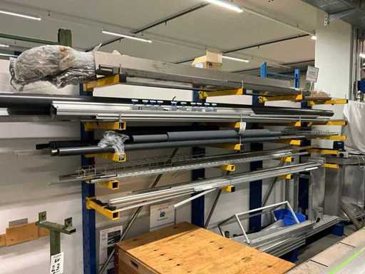 Uitkragrek met inhoud