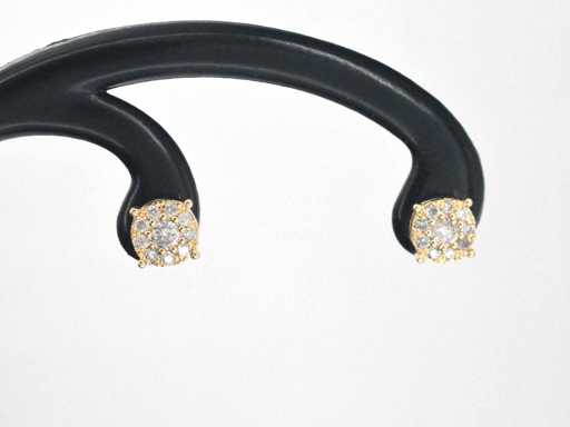 Goldene Ohrringe mit brillant geschliffenen Diamanten