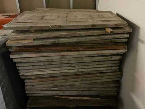 Perete despărțitor de piatră - panouri din lemn pe șantierul de construcții