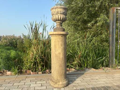 Vaz? de flori cu coloan?