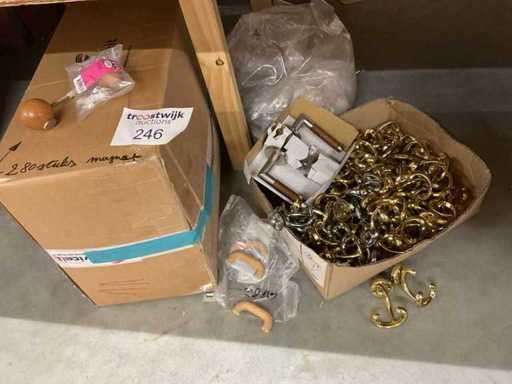 Kupfergarderoben und hölzerne Türgriffe