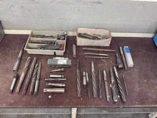 Lotto di trapani industriali e raccordi per trapani