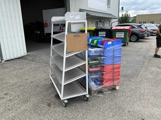 Étagères mobiles avec boîtes empilables