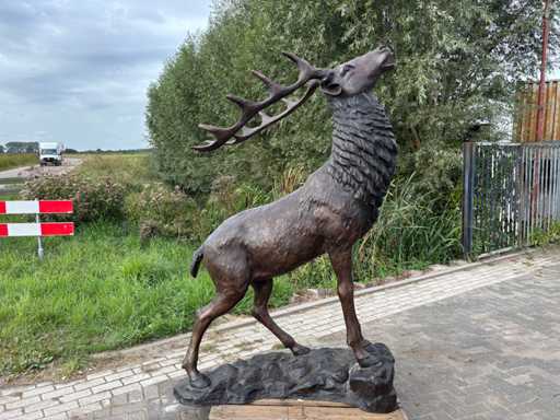 Cerb ro?u din bronz 2,15 metri în?l?ime