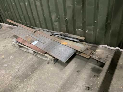 Un lot de plăci și benzi