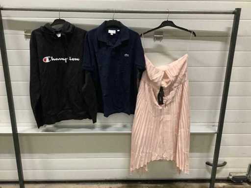 Palettengebrandete Kleidung (404x)