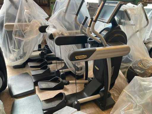 Technogym - Excite Vario Blac - Aparat eliptic de cardio cu consolă tactilă și mânere mobile