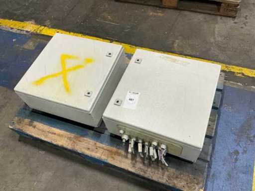 Schakelkast met inhoud (2x)