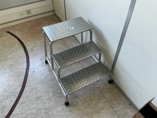 Anti-magnetic aluminium step stool