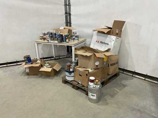 Partij diverse kleuren verf en spuitbussen