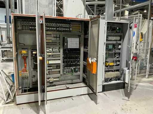 Armario con componentes electrónicos