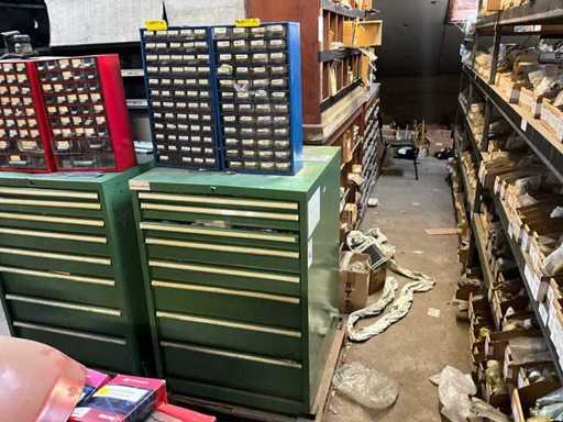 Comoda New Holland cu piese de schimb Conținut