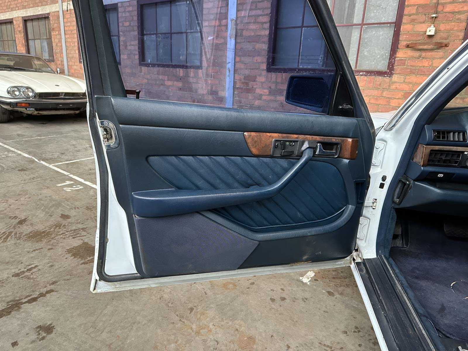 Mercedes-Benz 560 SEL Sedan 4-Door 5.6 V8 SOHC 16v 1990 