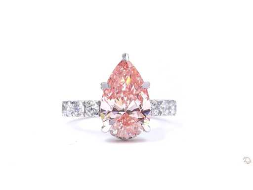 Ring aus 18 Karat Weißgold mit 5,00 crt. Diamant