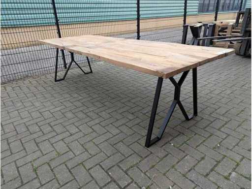 Garden table rustic Oak. 280 x 100 x 77cm. Metal butterfly base